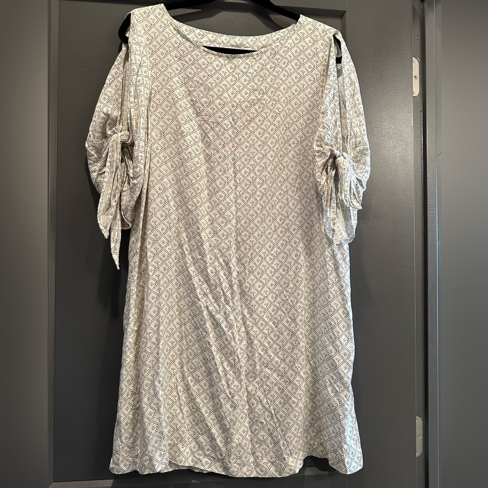 H&M cream patterned slit tie sleeve shift dress